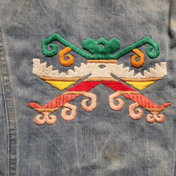Vintage Levi's Mens Light Blue Denim Jacket w/ Southwestern Embroidery - Size 40 - Picture 9 of 10